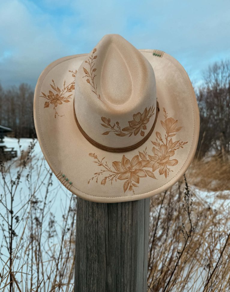 Chapeau pyrogravé "Magnolia West"