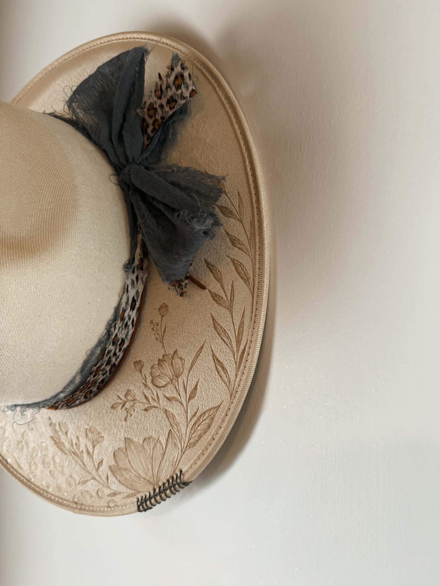 Chapeau pyrogravé - "Fierce & Free" – Image 2