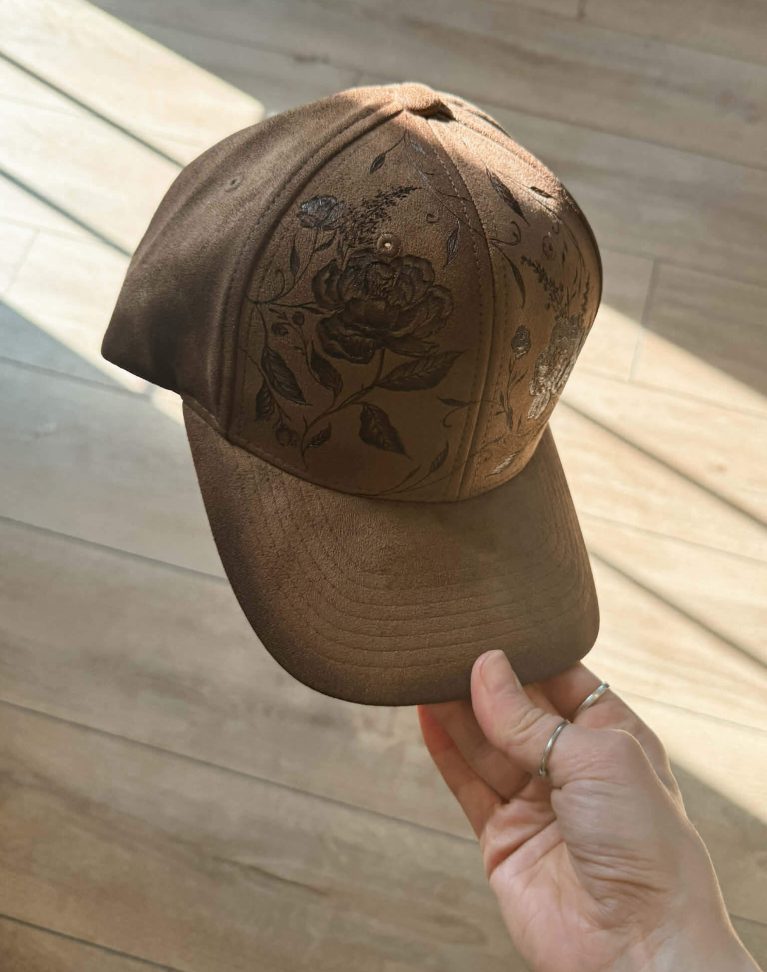 Casquette pyrogravée "Wild Peony"