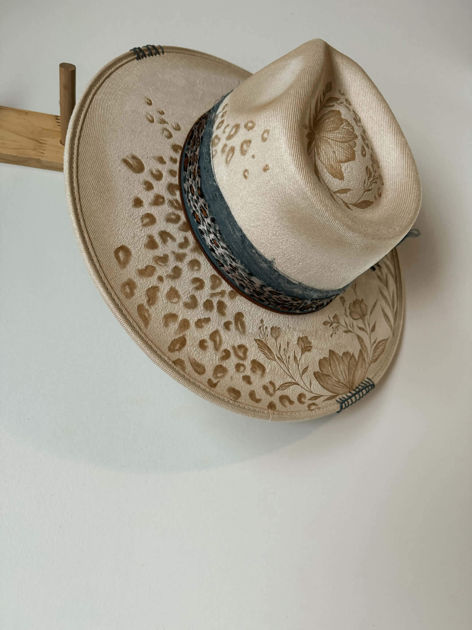 Chapeau pyrogravé - "Fierce & Free" – Image 3