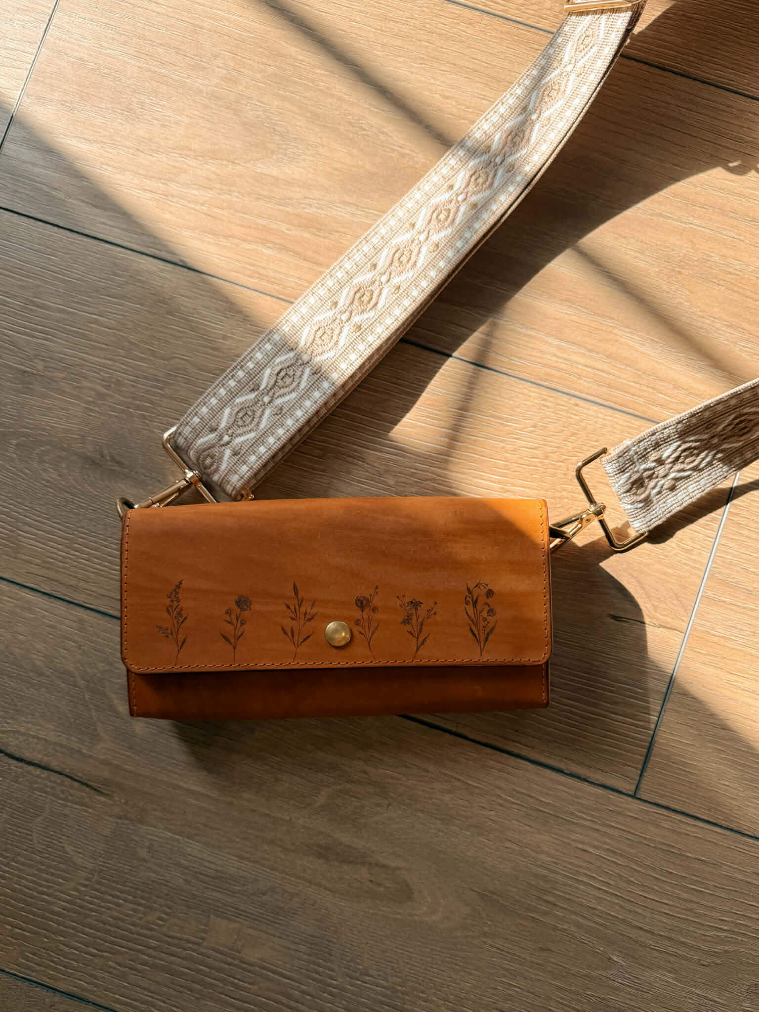 * VENDU - Sac à main en cuir pyrogravé "Wildflowers" – Image 3