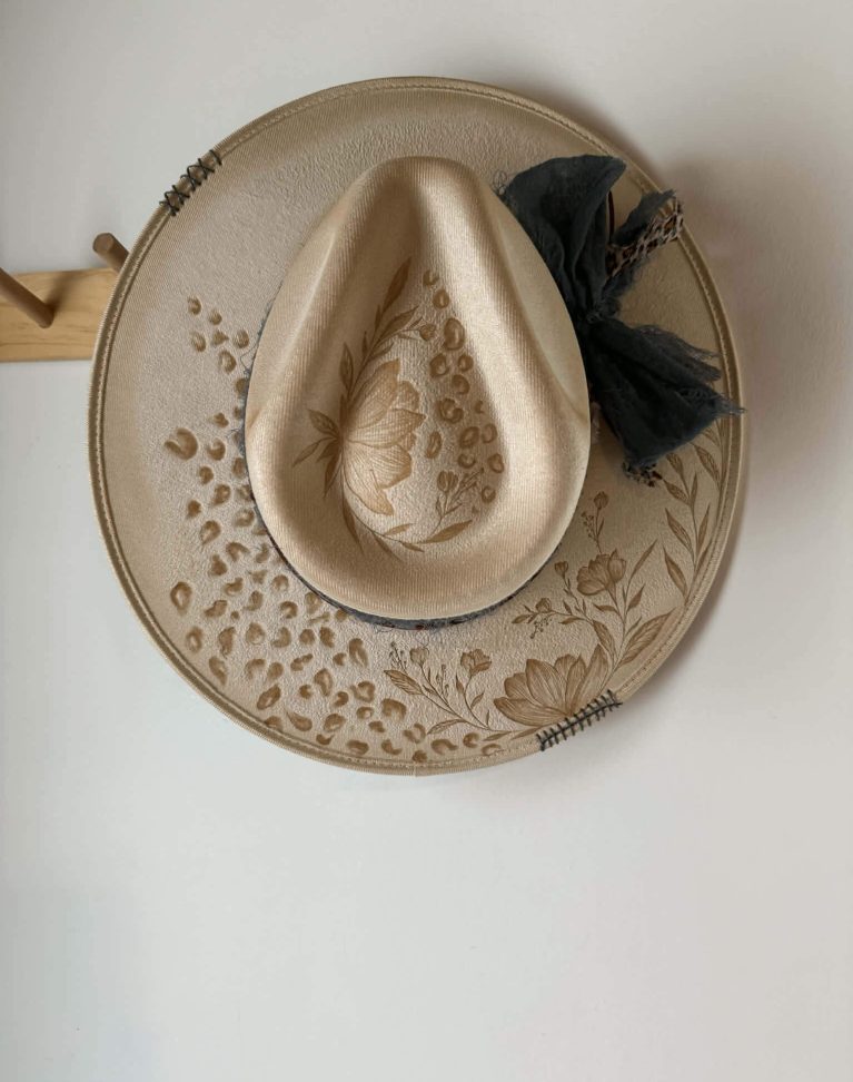 Chapeau pyrogravé - "Fierce & Free"