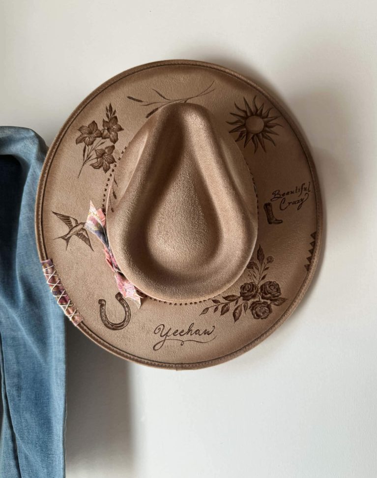 *VENDU - Chapeau pyrogravé - "Beautiful Crazy"