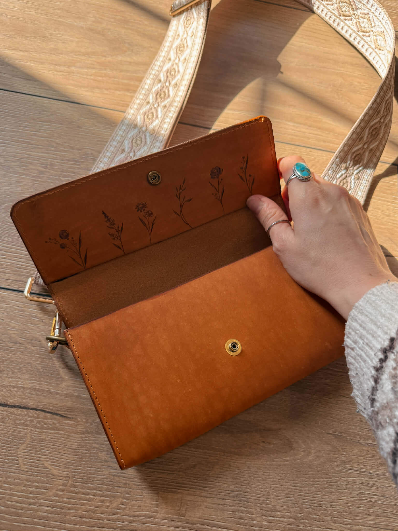 * VENDU - Sac à main en cuir pyrogravé "Wildflowers" – Image 2