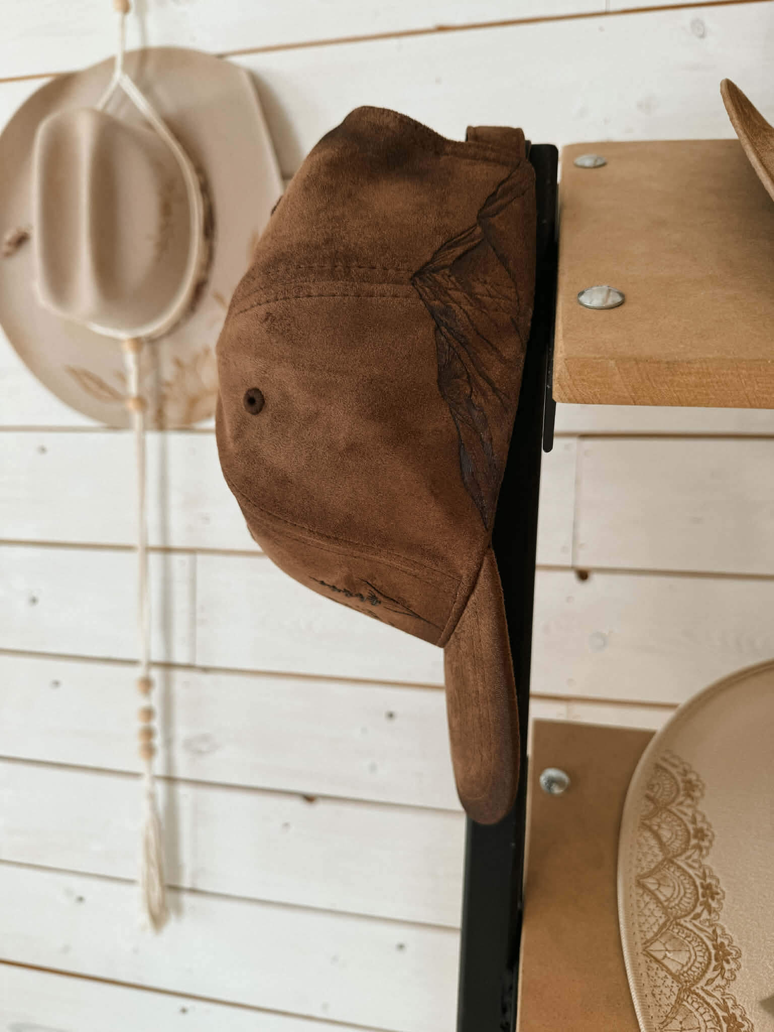 *VENDUE - Casquette pyrogravée "Mocha Dream" – Image 3