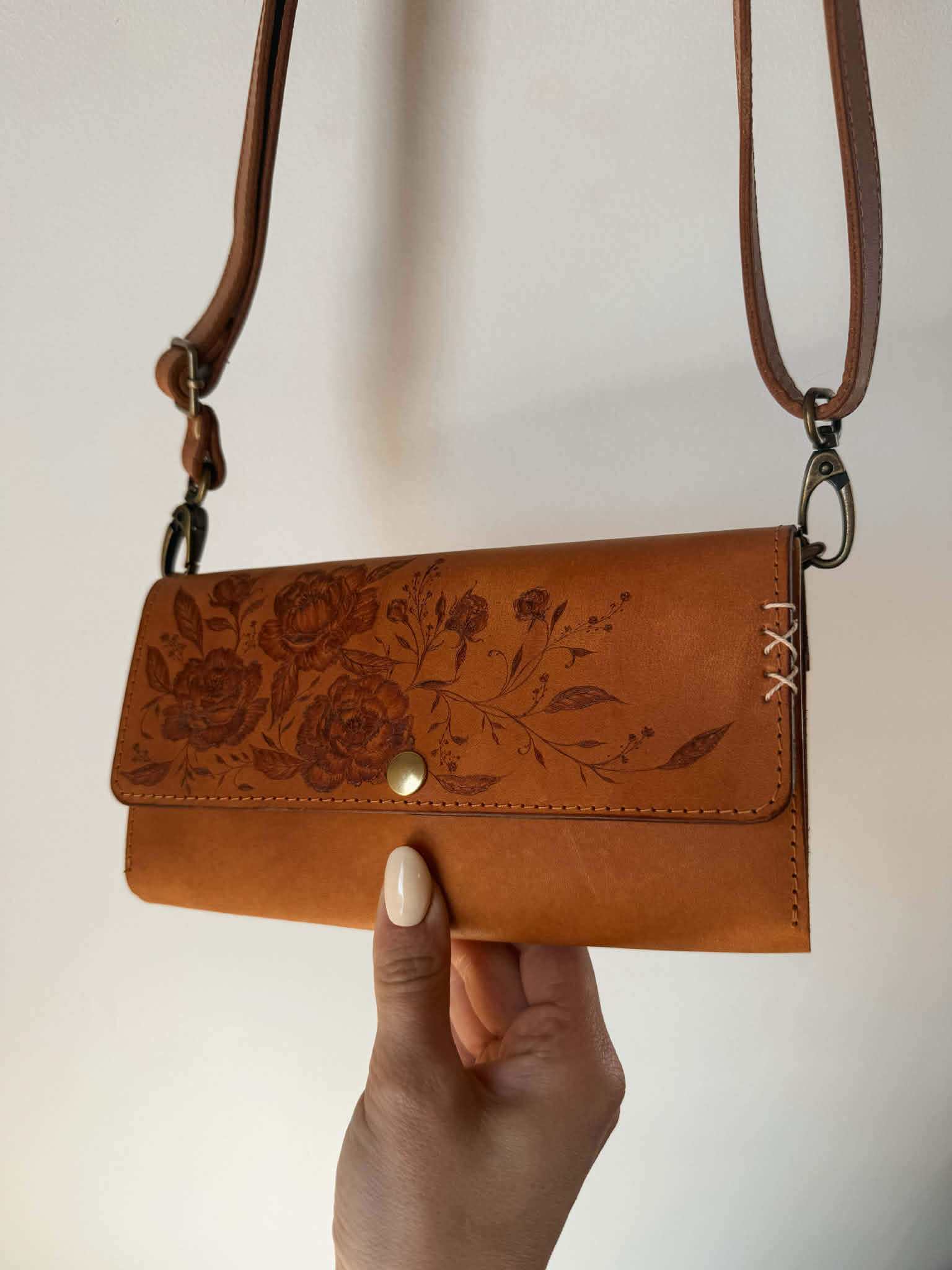 *VENDU - Sac à main en cuir pyrogravé "Peonies" – Image 2