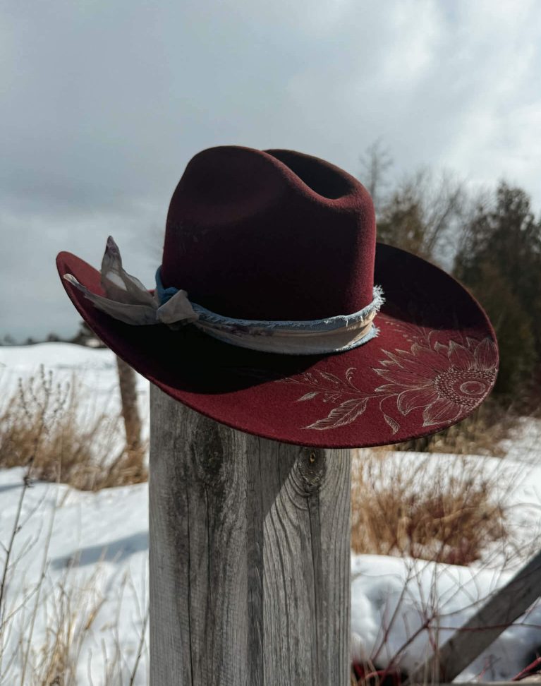 Chapeau pyrogravé "Velvet Sunflower"