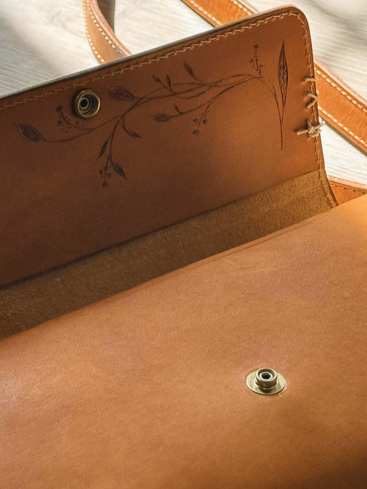 *VENDU - Sac à main en cuir pyrogravé "Peonies" – Image 3