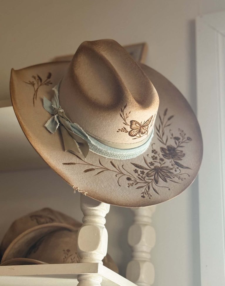 Chapeau pyrogravé "Born to Fly"