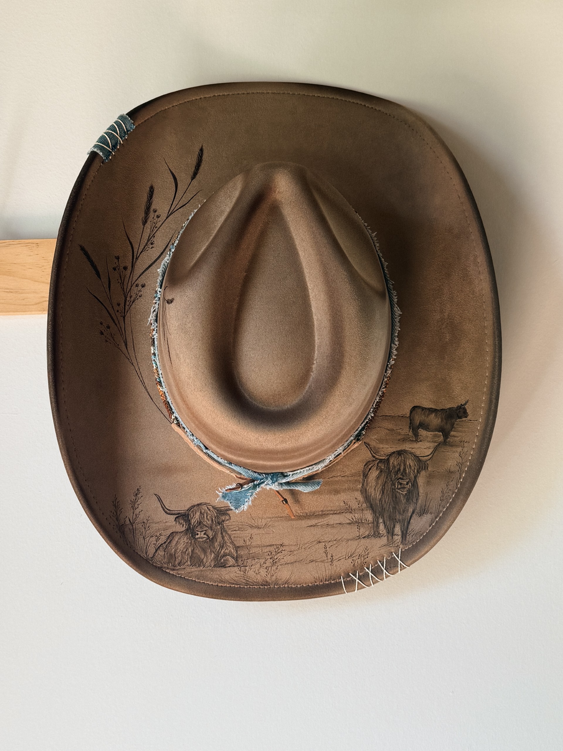 *VENDU - Chapeau pyrogravé "Highland Territory" – Image 2