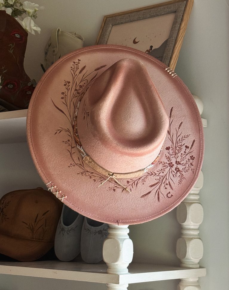*VENDU - Chapeau pyrogravé - "Rosy Bloom"