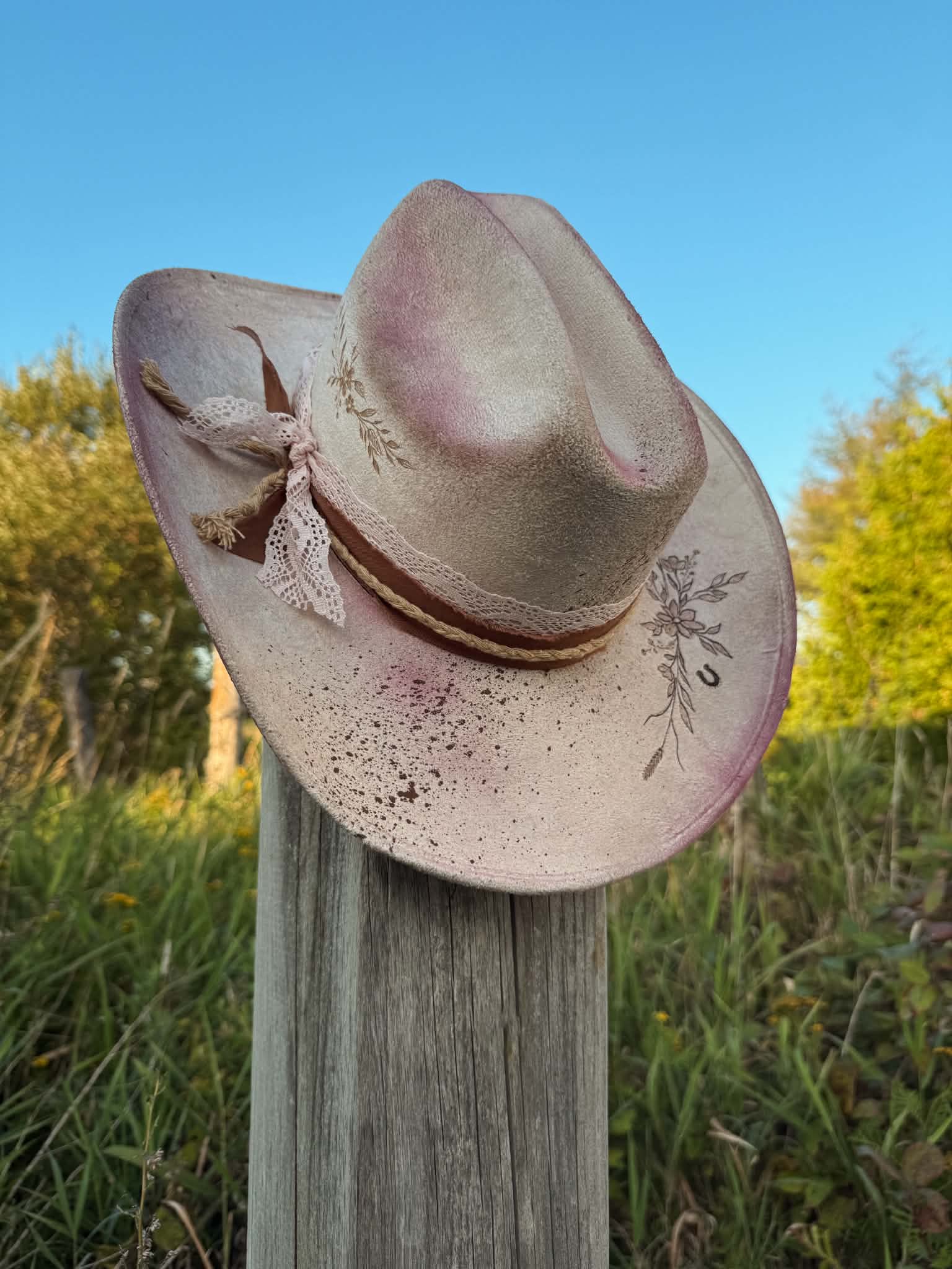 *VENDU - Chapeau pyrogravé - "Pink Venom" – Image 3