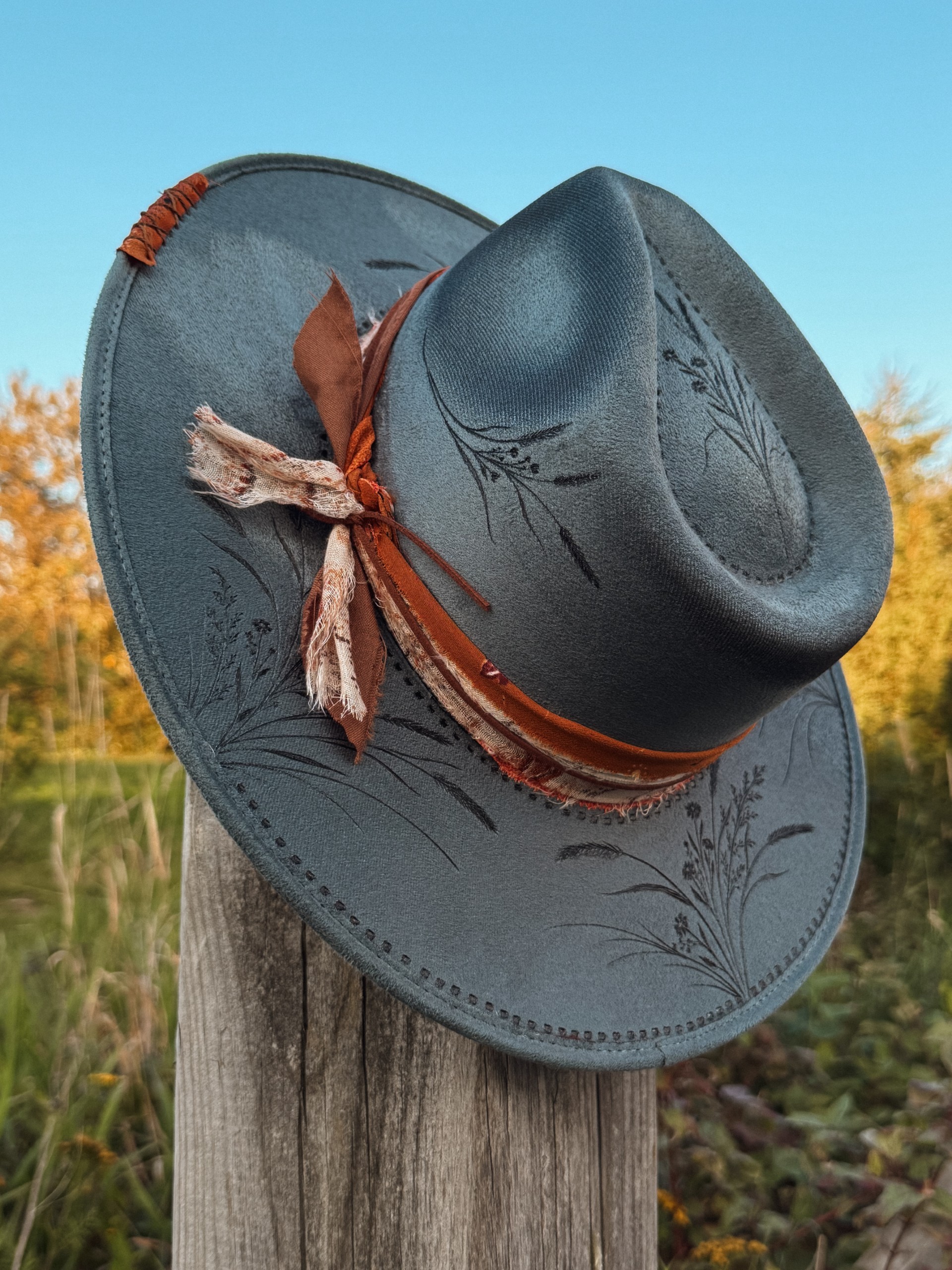 *VENDU - Chapeau pyrogravé - "Blue Ranch" – Image 2