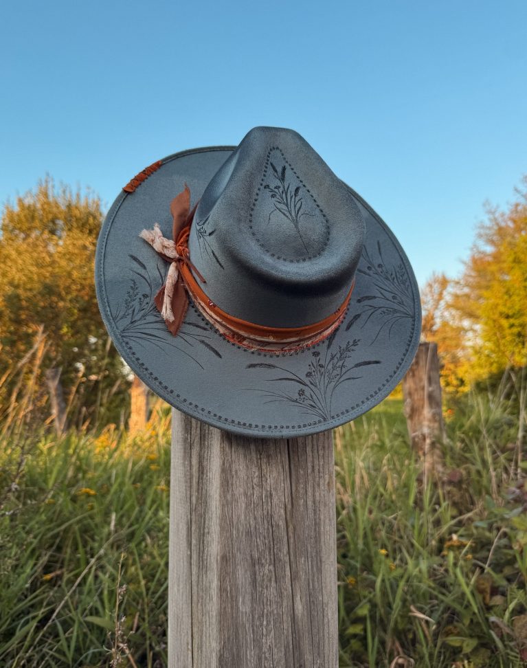 *VENDU - Chapeau pyrogravé - "Blue Ranch"