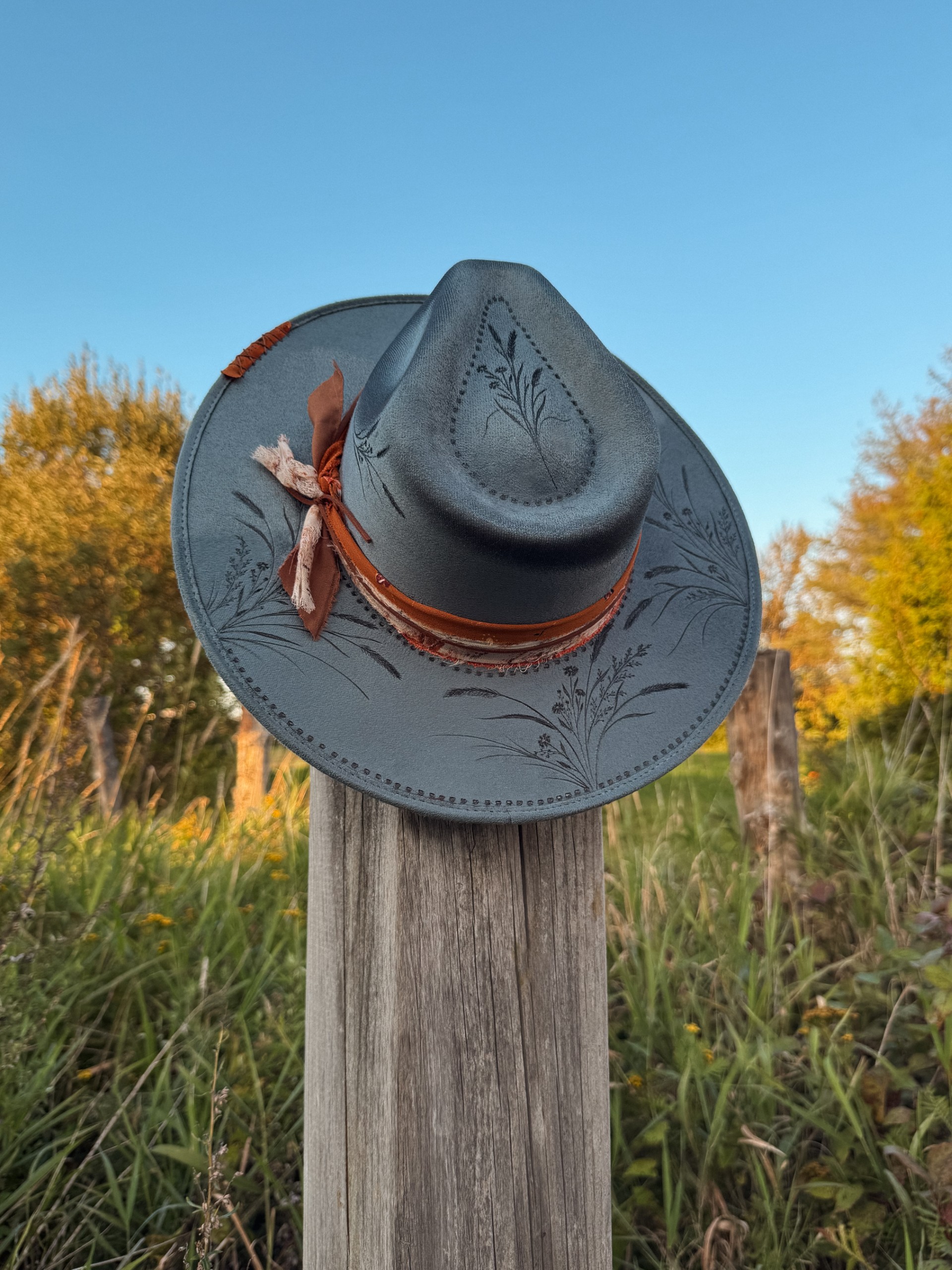 *VENDU - Chapeau pyrogravé - "Blue Ranch"