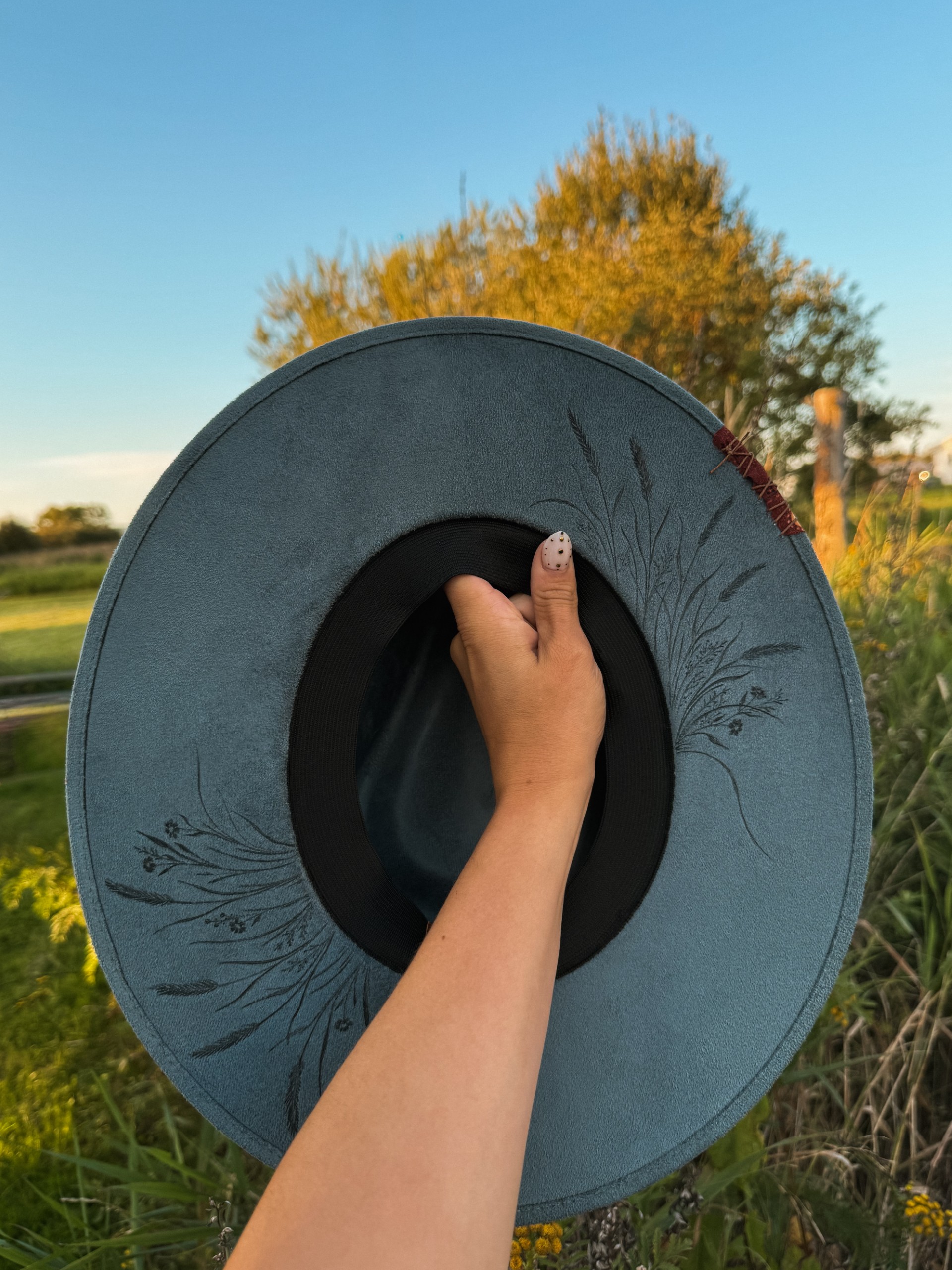 *VENDU - Chapeau pyrogravé - "Blue Ranch" – Image 3