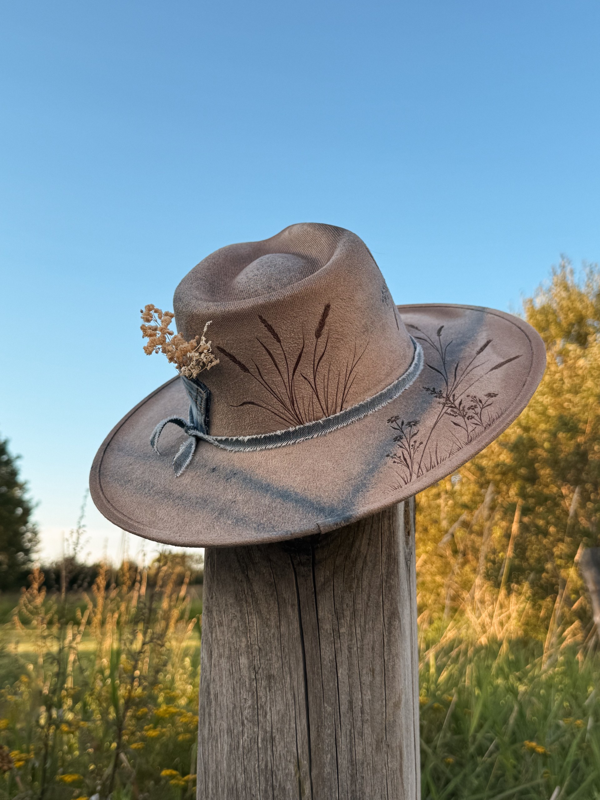 Chapeau pyrogravé - "Denim Field" – Image 2